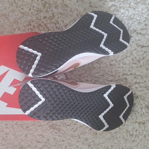 Nwt Nike sneakers size 9 - Picture 4 of 7